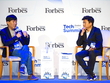 Ông Lee Jea-Woong - CEO SoCar (cầm mic, bên trái) và ông Nguyễn Bảo Hoàng - Chủ tịch Phoenix Holdings. Ảnh: Viễn Thông.