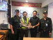 Du khách Yan Guangzhu nhận lại số tiền. Ảnh: Nhật Trường.