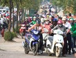 Bị cấm đường, người dân leo lên vỉa hè đường Lê Văn Lươngđi ngược chiều. Ảnh:Ngọc Thành.