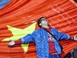 Một thanh niên ở Hà Nội ăn mừng sau khi đội tuyển bóng đá Việt Nam giành chiến thắng trước đội Jordan hồi tháng một. Ảnh: Giang Huy.
