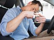 Đừng để bạn mình lái xe sau khi uống bia rượu. Ảnh: StateWide.