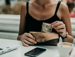 Tiêu tiền mặt có thể giúp bạn tránh xa nhiều thực phẩm không lành mạnh. Ảnh: Twenty20.