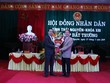 Đồng chí Trần Quốc Tỏ, Bí thư Tỉnh ủy tặng hoa chúc mừng đồng chí Dương Văn Lượng, Chánh Văn phòng Tỉnh ủy (trái) vừa được bầu cử vào chức danh Phó Chủ tịch UBND tỉnh nhiệm kỳ 2016-2021.