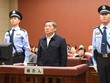 Lỗ Vĩ (giữa) tại phiên tòa ở Chiết Giang tháng 10 năm ngoái. Ảnh: SCMP.