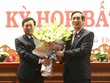 Ông Bùi Minh Châu (phải), Bí thư Tỉnh ủy Phú Thọ tặng hoa chúc mừng tân Chủ tịch UBND tỉnh Phú Thọ Bùi Văn Quang. Ảnh: Báo Phú Thọ.