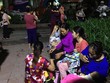 Người nhà bế theo bệnh nhi ngồi chờ dưới sân tòa nhà. Ảnh: Hương Giang.