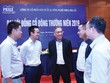 Ông Mai Thanh Phương (đứng giữa) đang trò chuyện cùng các cộng sự tại Nhựa Pha Lê.