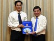 Chủ tịch UBND TP.HCM Nguyễn Thành Phong trao quyết định cho ông Trần Quang Lâm. Ảnh: Trung Sơn