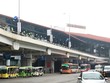 Xe ôtô chỉ tạm dừng vài phút để trả khách sân bay nhưng vẫn phải mua vé sân đỗ ôtô. (Ảnh: Việt Hùng/Vietnam+).