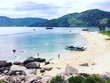 Biển ở Hòn Nưa trong xanh đặc biệt, vào những hôm trời nắng có thể soi xuống tận đáy nước.