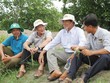 Ông Huỳnh Văn Thòn (thứ hai từ trái sang) thăm ruộng với nông dân vùng nguyên liệu SRP.