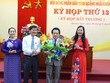 Chủ tịch UBND tỉnh Trần Ngọc Căng và Chủ tịch HĐND tỉnh Bùi Thị Quỳnh Vân, Phó Chủ tịch HĐND tỉnh Đinh Thị Hồng Minh chúc mừng Phó Chủ tịch UBND tỉnh Quảng Ngãi Võ Phiên.