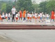 Nhiều người dân khu vực Công viên Cầu Giấy căng biển hiệu: “Hãy cứu Công viên Cầu Giấy”