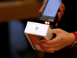 iPhone được bán tại một cửa hàng của Apple ở Trung Quốc. Ảnh: Reuters.