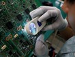 Một công nhân soát lỗi sản phẩm tại nhà máy ở Bắc Ninh, Việt Nam. (Ảnh: Reuters).