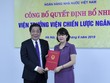 Phó Thống đốc Nguyễn Kim Anh trao quyết định cho đồng chí Nguyễn Thị Hòa.