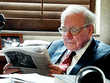 Warren Buffett dành 5-6 tiếng để đọc sách báo mỗi ngày. Ảnh: Noteworthy.