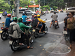 Tài xế Be và Grab dừng đèn đỏ tại một ngã ba ở quận 1, TP HCM. Ảnh: Viễn Thông.