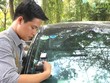 Thẻ thu phí không dừng lắp đặt trên kính trước xe. Ảnh: Anh Duy. 