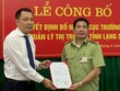 Thứ trưởng Đặng Hoàng An trao quyết định cho ông Nguyễn Văn Trường.