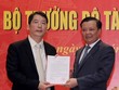 Bộ trưởng Bộ Kl991.com nạp rút nhanh Đinh Tiến Dũng trao quyết định và chúc mừng ông Cao Anh Tuấn được bổ nhiệm giữ chức Tổng cục trưởng Tổng cục Thuế. 