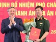 Bí thư Trung ương Đảng, Chánh án Tòa án nhân dân tối cao Nguyễn Hòa Bình trao quyết định và chúc mừng Thiếu tướng Dương Văn Thăng.