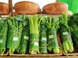 Một số siêu thị, trung tâm thương mại đóng gói nông sản, rau củ bằng lá chuối và nhận được nhiều phản hồi tích cực từ người tiêu dùng. Ảnh: Báo Dân sinh.