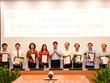 Chủ tịch Hà Nội Nguyễn Đức Chung trao quyết định và chúc mừng các đồng chí được bổ nhiệm, bổ nhiệm lại.