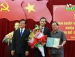 Đồng chí Hà Ban, Phó Trưởng Ban Tổ chức Trung ương và đồng chí Lê Diễn, Bí thư Tỉnh ủy Đắk Nông trao quyết định và chúc mừng đồng chí Cao Huy nhận nhiệm vụ mới.