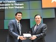 Lãnh đạo Sở GDCK Luân Đôn trao quà lưu niệm cho Bộ trưởng Đinh Tiến Dũng khi Đoàn công tác đến làm việc tại Sở ngày 3/7/2019.