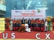Đại diện Nhà ga Quốc tế Cam Ranh, công ty cổ phần mặt đất Sài Gòn và đại diện Vietjet chụp ảnh cùng đoàn tiếp viên của chuyến bay khai trương.