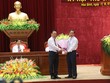 Ông Bùi Văn Tỉnh, Ủy viên BCH Trung ương Đảng, Bí thư Tỉnh ủy Hòa Bình tặng hoa chúc mừng ông Bùi Văn Khánh được bầu giữ chức Chủ tịch UBND tỉnh. 