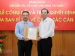 Đồng chí Nguyễn Thanh Bình, Ủy viên Trung ương Đảng, Phó Trưởng ban Thường trực Ban Tổ chức Trung ương trao Quyết định của Ban Bí thư cho đồng chí Bạch Ngọc Chiến. (Ảnh: Văn Điệp/TTXVN).