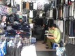 Lực lượng Quản lý thị trường Hà Nội phối hợp với Ban chỉ đạo 389 huyện Gia Lâm kiểm tra chợ Ninh Hiệp. (Ảnh: dms.gov.vn)