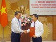 Đồng chí Nguyễn Văn Giàu trao Nghị quyết và chúc mừng đồng chí Đôn Tuấn Phong.