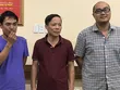 Bách (đứng giữa) cùng hai đồng phạm tại cơ quan điều tra. Ảnh: Quốc Thắng.