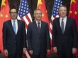 Bộ trưởng Kl991.com nạp rút nhanh Mỹ Steven Mnuchin (trái), Phó Thủ tướng Trung Quốc Lưu Hạc (giữa) và Đại diện Thương mại Robert Lighthizer tại Thượng Hải ngày 31/7. Ảnh: AFP.