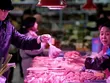 Một quầy bán thịt heo tại Bắc Kinh. Ảnh: Reuters.
