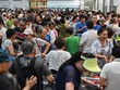 Khách hàng chen chúc trong trung tâm mua sắm Costco Wholesale Corp tại Trung Quốc.