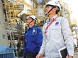 Sau khi áp dụng giải pháp, chủ biên Lê Quốc Việt (áo trắng) thường xuyên cùng nhóm kỹ sư kiểm tra các thông số vận hành tại phân xưởng SWS.