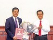 Phó Chánh án Tòa án nhân dân tối cao Lê Hồng Quang trao quyết định và chúc mừng đồng chí Thân Quốc Hùng.