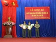 Đại tá Nguyễn Văn Long (giữa) nhận quyết định điều động của Bộ Công an.