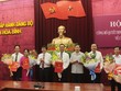 Phó Bí thư Thường trực Tỉnh ủy, Chủ tịch HĐND tỉnh Hòa Bình Trần Đăng Ninh và Phó Chủ tịch UBND tỉnh Bùi Văn Cửu trao Quyết định cho các đồng chí được điều động, luân chuyển, bổ nhiệm.