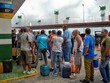 Người dân xếp hàng chờ mua xăng tại trạm xăng ở La Habana, Cuba, ngày 12/9/2019. (Ảnh: AFP/ TTXVN).