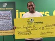 Freddie Robinson cùng giải xổ số 2 triệu đô la của mình hồi năm 2017.