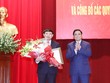 Đồng chí Phạm Minh Chính trao quyết định và chúc mừng đồng chí Nguyễn Xuân Ký.