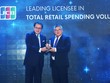 Đại diện Sacombank, Ông Phạm Đức Duy - Giám đốc Trung Tâm Thẻ (bên phải) nhận giải thưởng từ ông Kimihisa Imada – Giám đốc Điều hành Tổ chức thẻ Quốc tế JCB International.