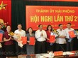 Lãnh đạo Thành ủy Hải Phòng trao quyết định và chúc mừng các đồng chí được chỉ định làm Ủy viên Ban Chấp hành Đảng bộ thành phố Hải Phòng.