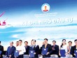 Ông Đỗ Quý Hải (áo trắng) - Chủ tịch HĐQT Kl994 game bài casino hấp dẫn Hải Phát và bà Trần Hoài Anh (thứ nhất từ phải sang) - Phó tổng giám đốc Kl994 game bài casino hấp dẫn Hải Phát (đại diện liên danh) nhận Biên bản ghi nhớ Kl99ok phiên bản mới tại Hội nghị xúc tiến Kl99ok phiên bản mới tỉnh Bình Thuận.