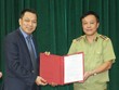 Thứ trưởng Đặng Hoàng An trao quyết định và chúc mừng đồng chí Hoàng Ánh Dương.